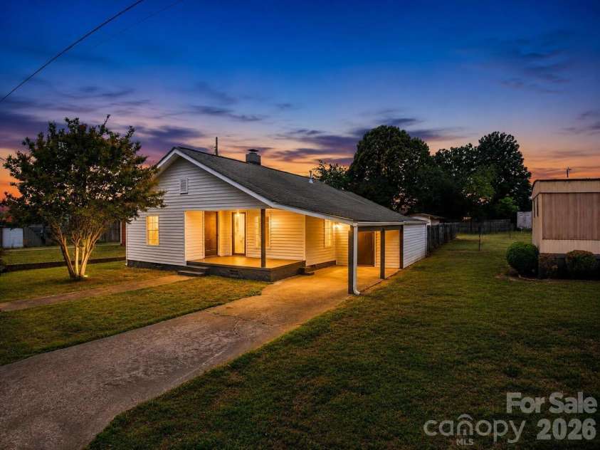 3620 2nd Avenue, Hickory, NC 28602.  MLS# CAR4378791, YatesRealty ID 20284. 