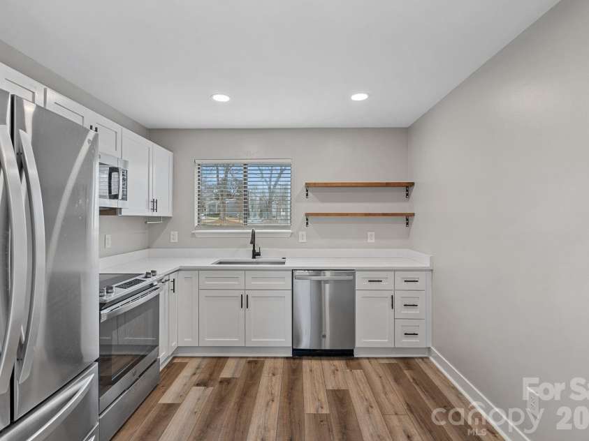 3021 Heathstead Place, Charlotte, NC 28210.  MLS# CAR4358212, YatesRealty ID 20285. Beautifully updated kitchen