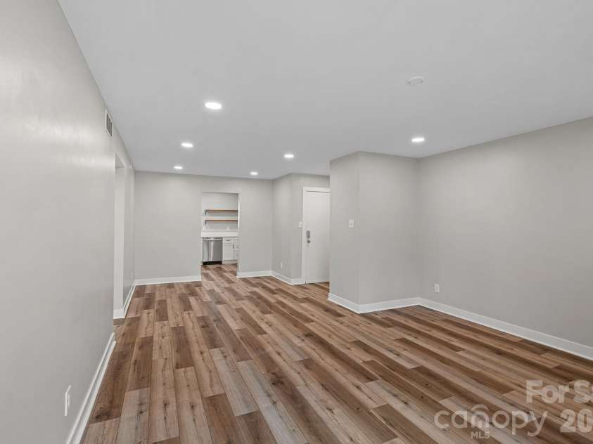 3021 Heathstead Place, Charlotte, NC 28210.  MLS# CAR4358212, YatesRealty ID 20285. Bright open floor plan