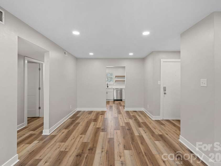 3021 Heathstead Place, Charlotte, NC 28210.  MLS# CAR4358212, YatesRealty ID 20285. Dining area