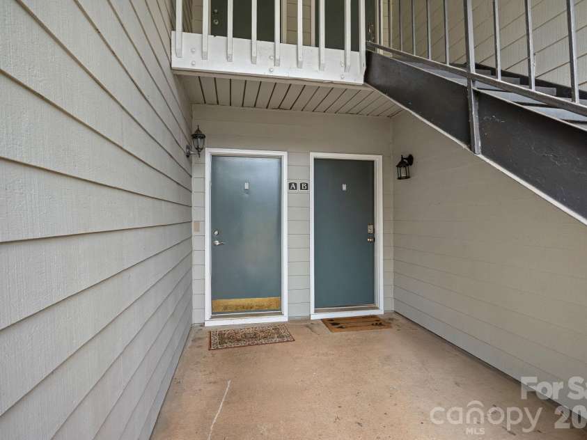 3021 Heathstead Place, Charlotte, NC 28210.  MLS# CAR4358212, YatesRealty ID 20285. Entrance on right