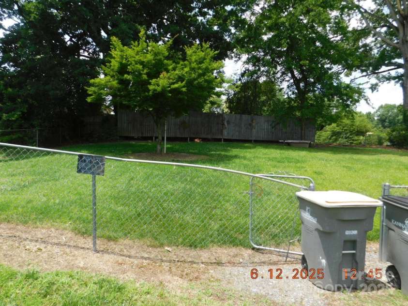 809 Ruth Avenue, Kannapolis, NC 28083.  MLS# CAR4262896, YatesRealty ID 20285. FENCED BACK YARD