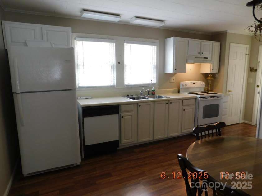809 Ruth Avenue, Kannapolis, NC 28083.  MLS# CAR4262896, YatesRealty ID 20285. KITCHEN