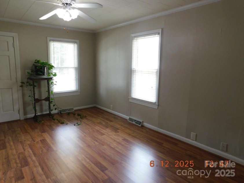 809 Ruth Avenue, Kannapolis, NC 28083.  MLS# CAR4262896, YatesRealty ID 20285. LIVING ROOM