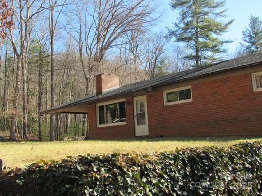9 Vance Drive, Black Mountain, NC 28711.  MLS# CAR4271954, YatesRealty ID 20286. 