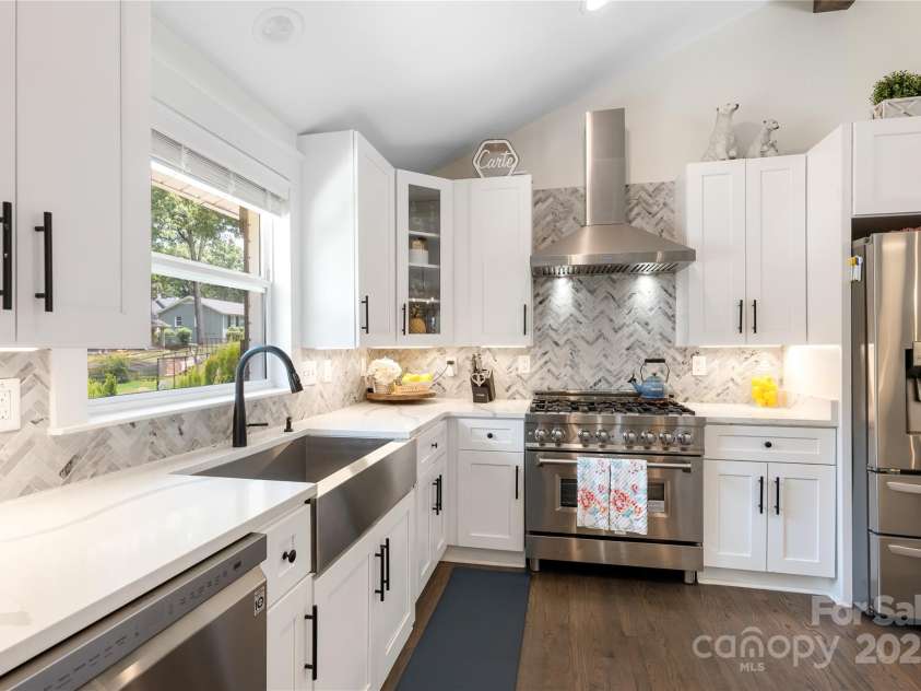 932 Shady Bluff Drive, Charlotte, NC 28211.  MLS# CAR4266749, YatesRealty ID 20288. 