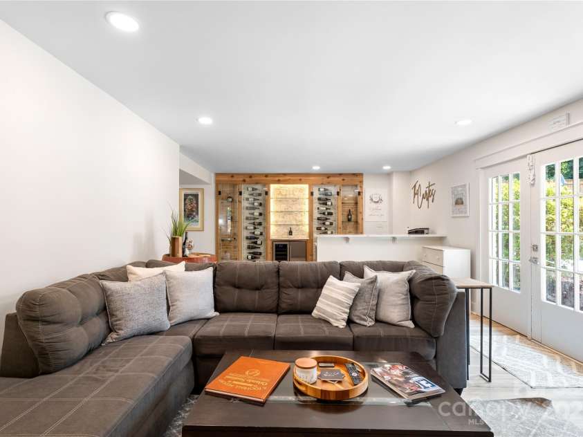 932 Shady Bluff Drive, Charlotte, NC 28211.  MLS# CAR4266749, YatesRealty ID 20288. 