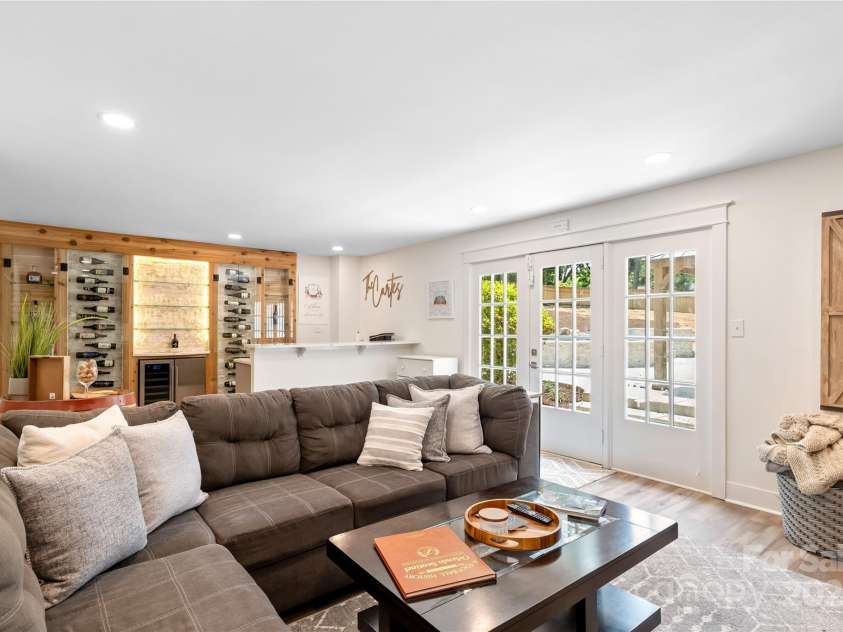 932 Shady Bluff Drive, Charlotte, NC 28211.  MLS# CAR4266749, YatesRealty ID 20288. 