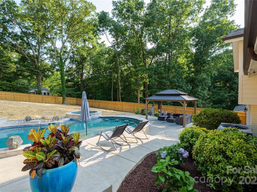 932 Shady Bluff Drive, Charlotte, NC 28211.  MLS# CAR4266749, YatesRealty ID 20288. 