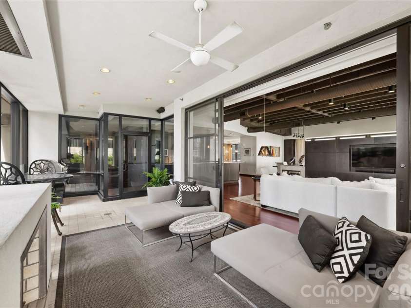 139 Tryon Street, Charlotte, NC 28202.  MLS# CAR4133469, YatesRealty ID 2029. 