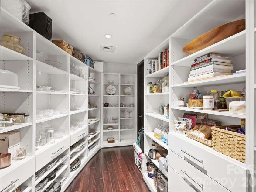 139 Tryon Street, Charlotte, NC 28202.  MLS# CAR4133469, YatesRealty ID 2029. 