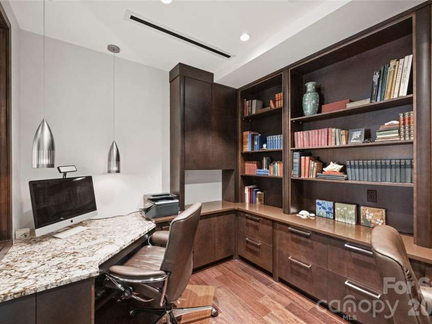 139 Tryon Street, Charlotte, NC 28202.  MLS# CAR4133469, YatesRealty ID 2029. 