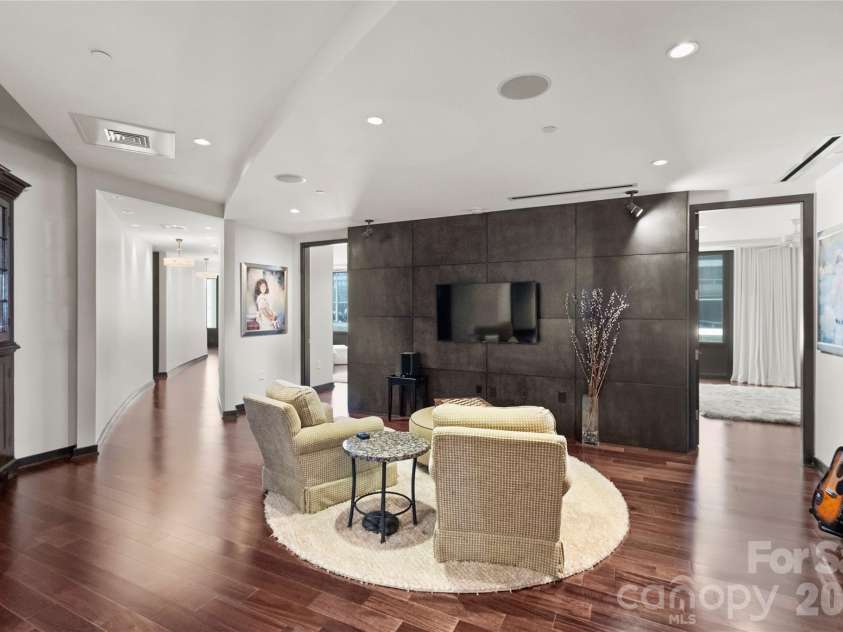 139 Tryon Street, Charlotte, NC 28202.  MLS# CAR4133469, YatesRealty ID 2029. 