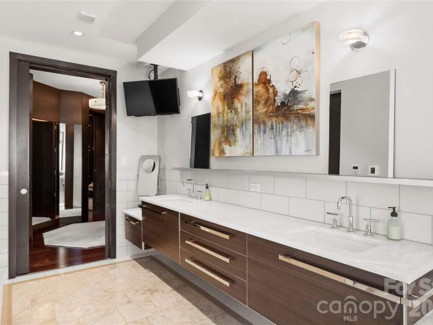 139 Tryon Street, Charlotte, NC 28202.  MLS# CAR4133469, YatesRealty ID 2029. 