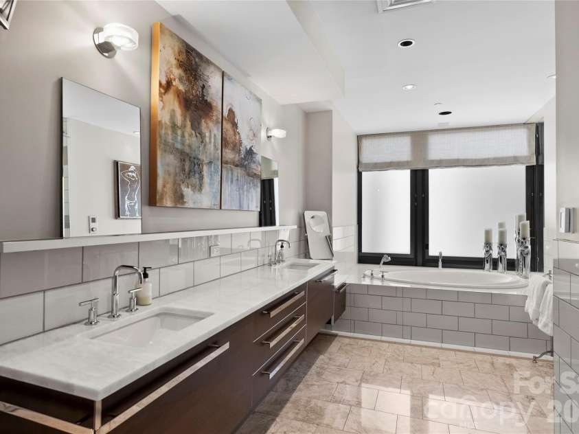 139 Tryon Street, Charlotte, NC 28202.  MLS# CAR4133469, YatesRealty ID 2029. 