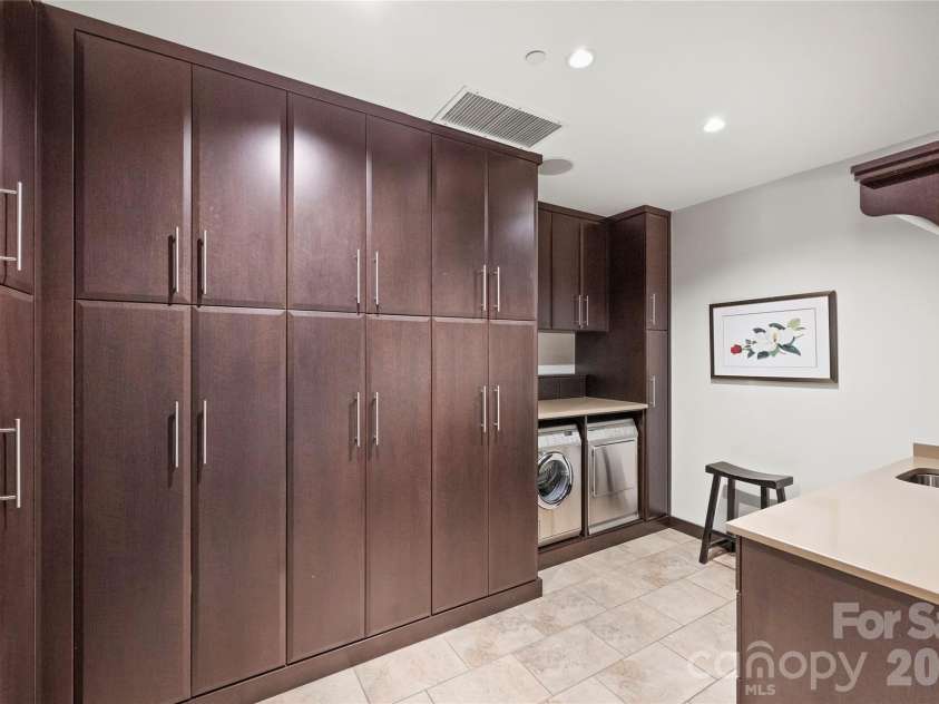 139 Tryon Street, Charlotte, NC 28202.  MLS# CAR4133469, YatesRealty ID 2029. 