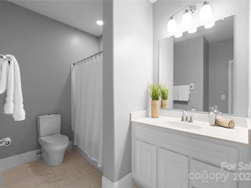 6605 Central Pacific Avenue, Charlotte, NC 28210.  MLS# CAR4213678, YatesRealty ID 2029. Bathroom 2 - guest bathroom