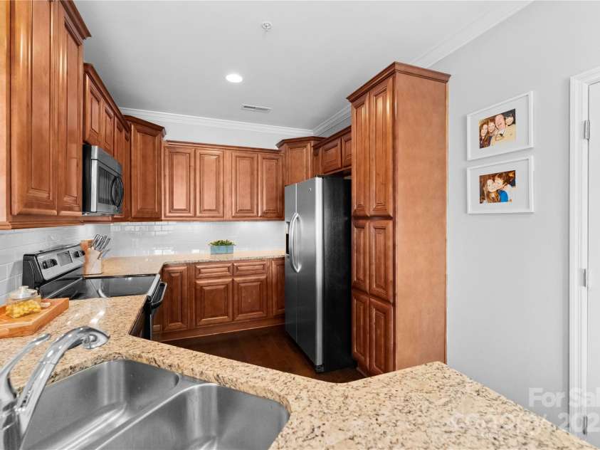 6605 Central Pacific Avenue, Charlotte, NC 28210.  MLS# CAR4213678, YatesRealty ID 2029. Kitchen