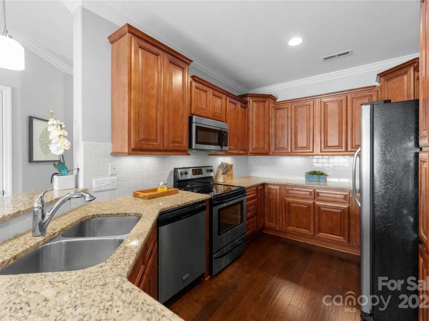 6605 Central Pacific Avenue, Charlotte, NC 28210.  MLS# CAR4213678, YatesRealty ID 2029. Kitchen with granite and stainless appliances
