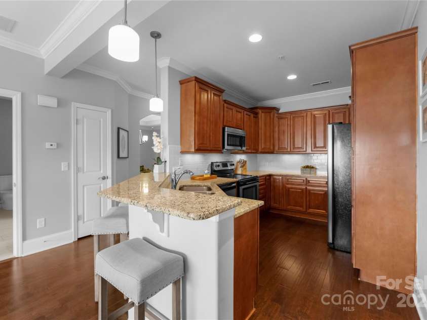 6605 Central Pacific Avenue, Charlotte, NC 28210.  MLS# CAR4213678, YatesRealty ID 2029. Kitchen with stainless applainces