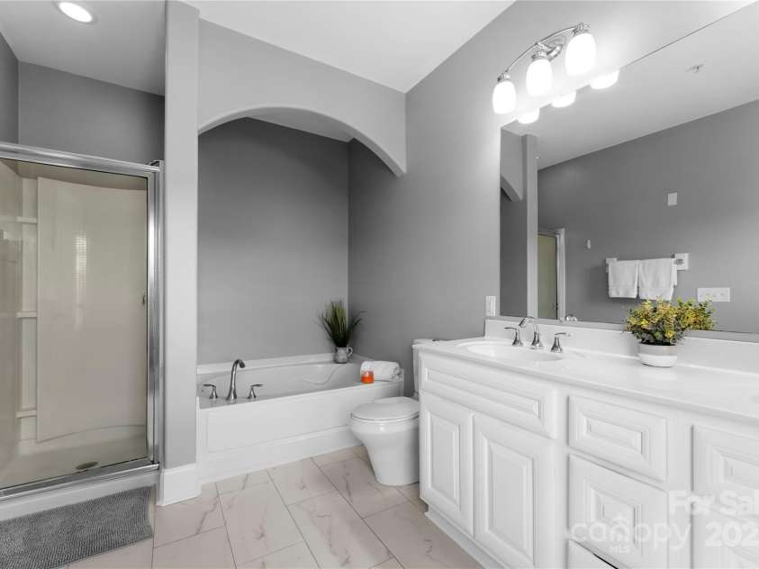 6605 Central Pacific Avenue, Charlotte, NC 28210.  MLS# CAR4213678, YatesRealty ID 2029. Primary bathroom