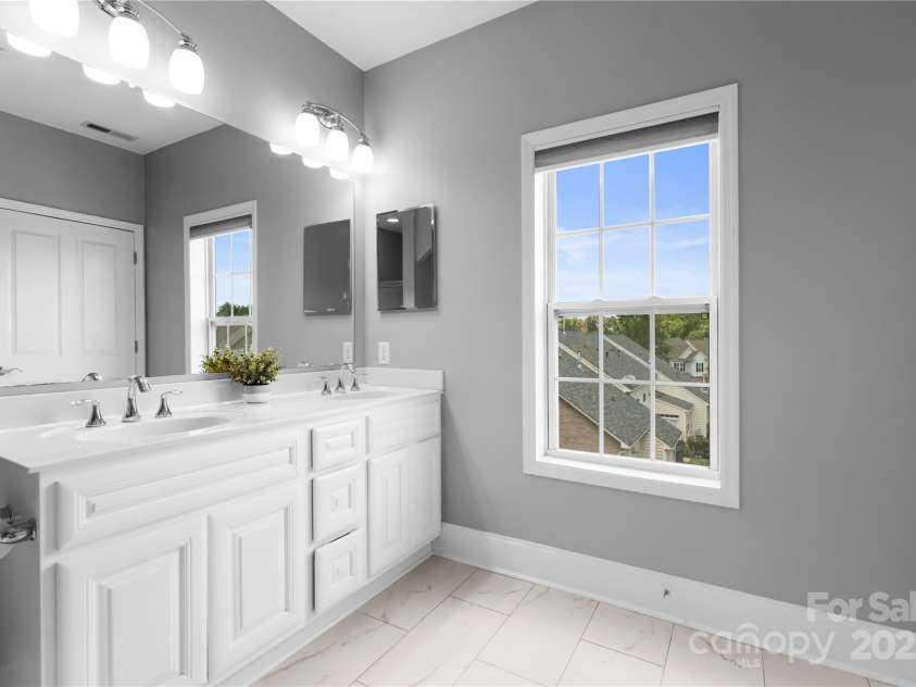 6605 Central Pacific Avenue, Charlotte, NC 28210.  MLS# CAR4213678, YatesRealty ID 2029. Primary bathroom vanity