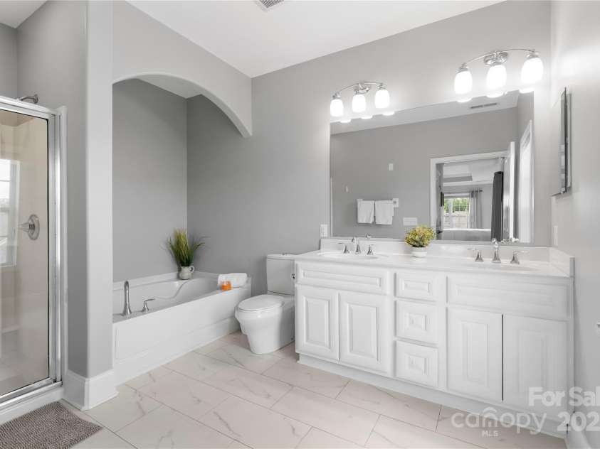 6605 Central Pacific Avenue, Charlotte, NC 28210.  MLS# CAR4213678, YatesRealty ID 2029. Primary bathroom w shower and tub plus dual vanity