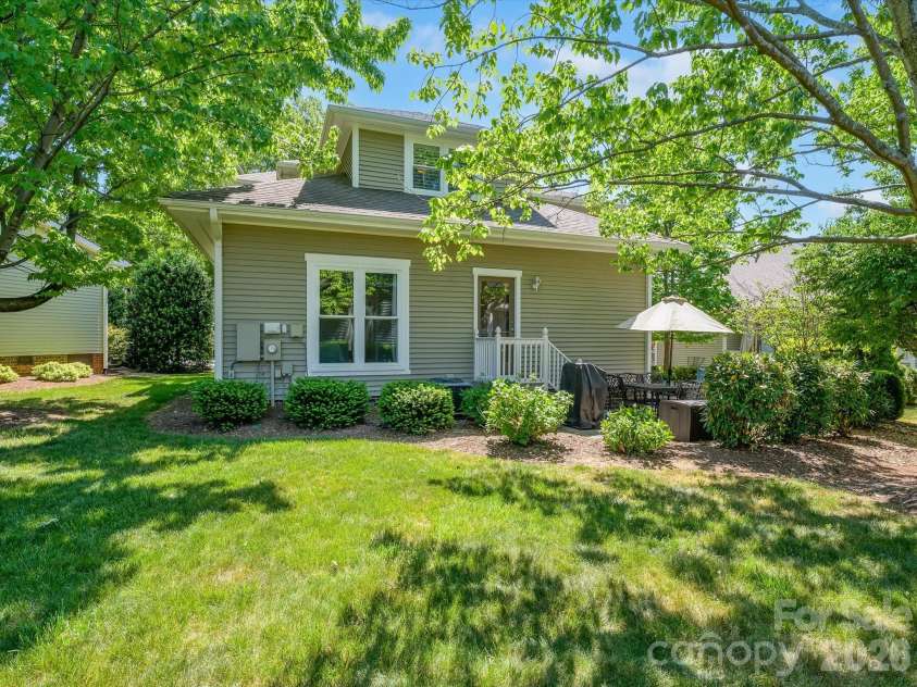 2204 Winthrop Avenue, Charlotte, NC 28203.  MLS# CAR4378135, YatesRealty ID 20292. 