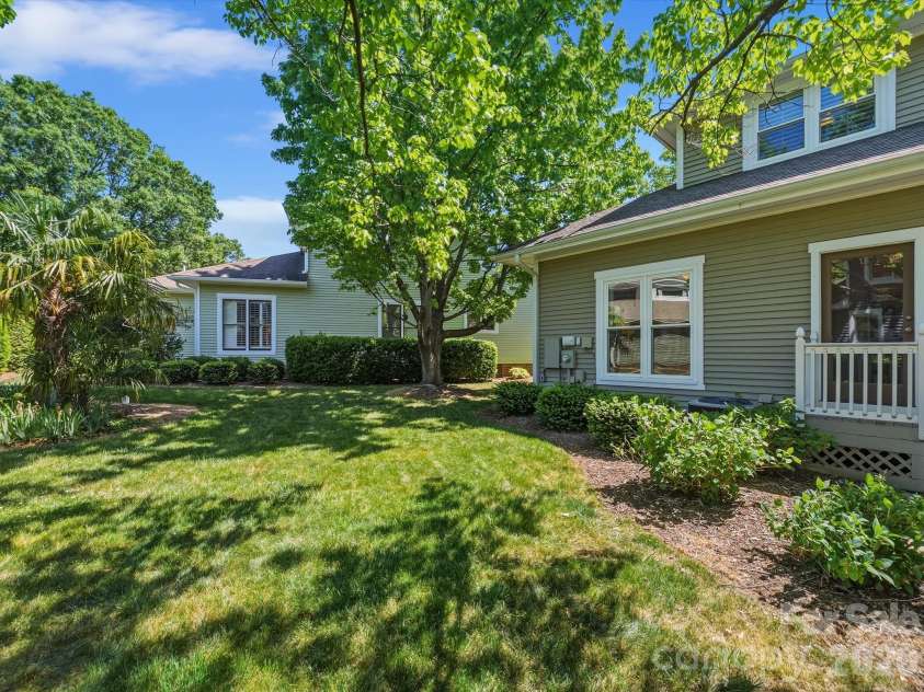 2204 Winthrop Avenue, Charlotte, NC 28203.  MLS# CAR4378135, YatesRealty ID 20292. 