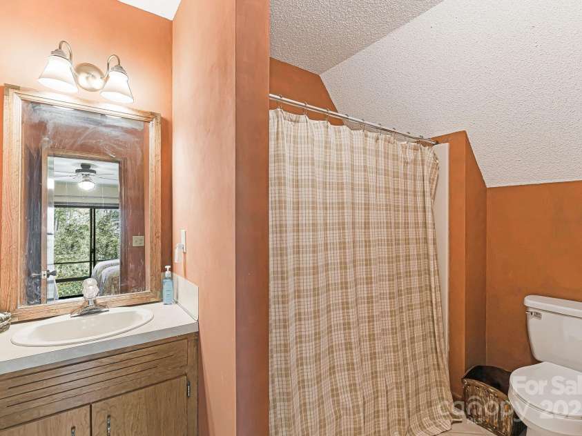 871 Rich Knob Road, Little Switzerland, NC 28749.  MLS# CAR4263972, YatesRealty ID 20293. Loft bathroom