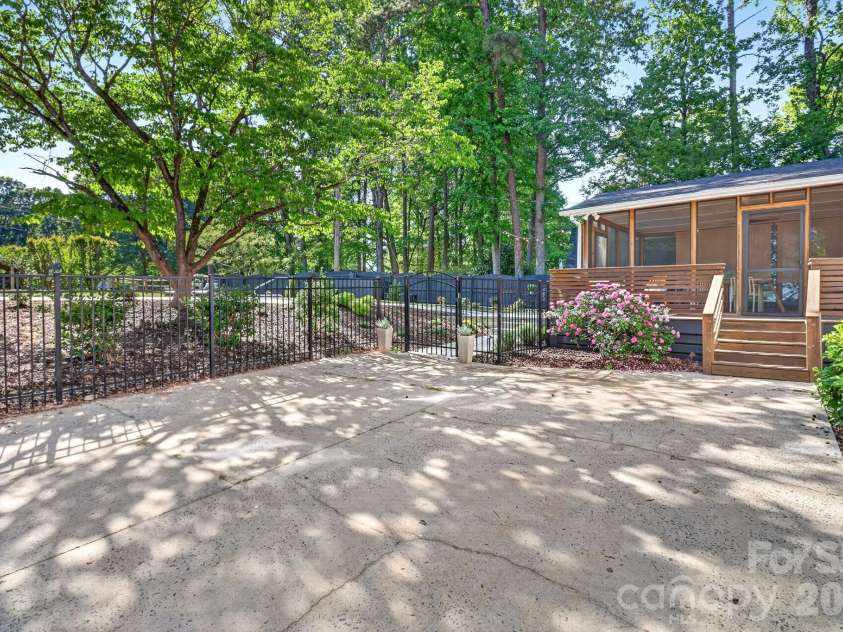 5601 Beaver Dam Lane, Mint Hill, NC 28227.  MLS# CAR4373202, YatesRealty ID 20295. Expansive driveway 