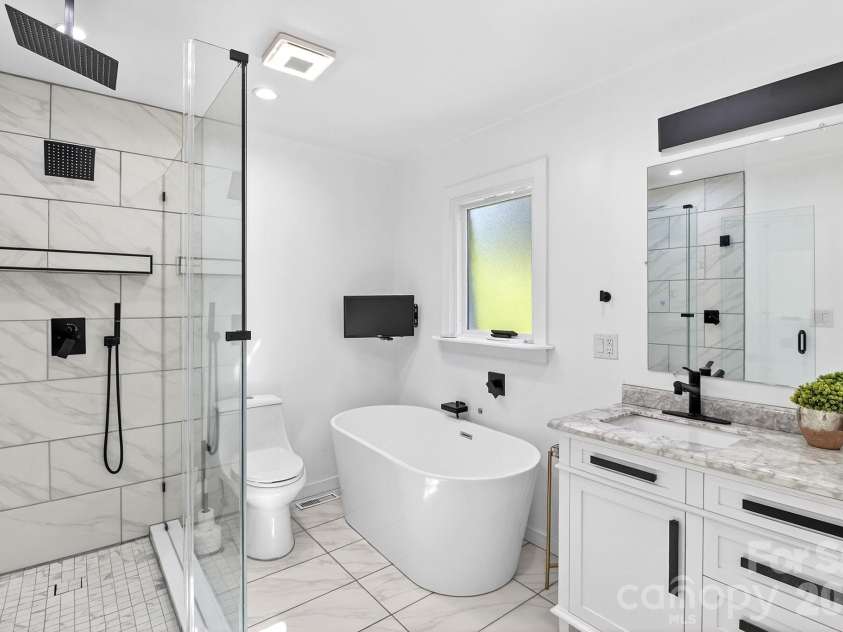 5601 Beaver Dam Lane, Mint Hill, NC 28227.  MLS# CAR4373202, YatesRealty ID 20295. Primary Ensuite Spa Bath