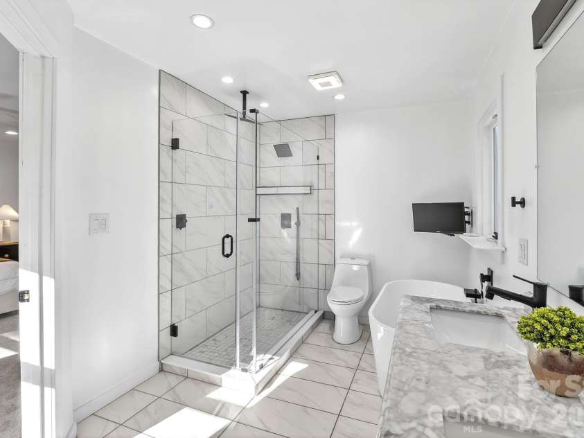 5601 Beaver Dam Lane, Mint Hill, NC 28227.  MLS# CAR4373202, YatesRealty ID 20295. Primary Ensuite Spa Bath