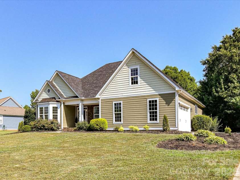 6603 Havencrest Drive, Denver, NC 28037.  MLS# CAR4400995, YatesRealty ID 20296. Beautifully maintained with timeless architectural design, this home showcases attractive landscaping, a welcoming covered entry, and an oversized side-entry garage on a spacious homesite.