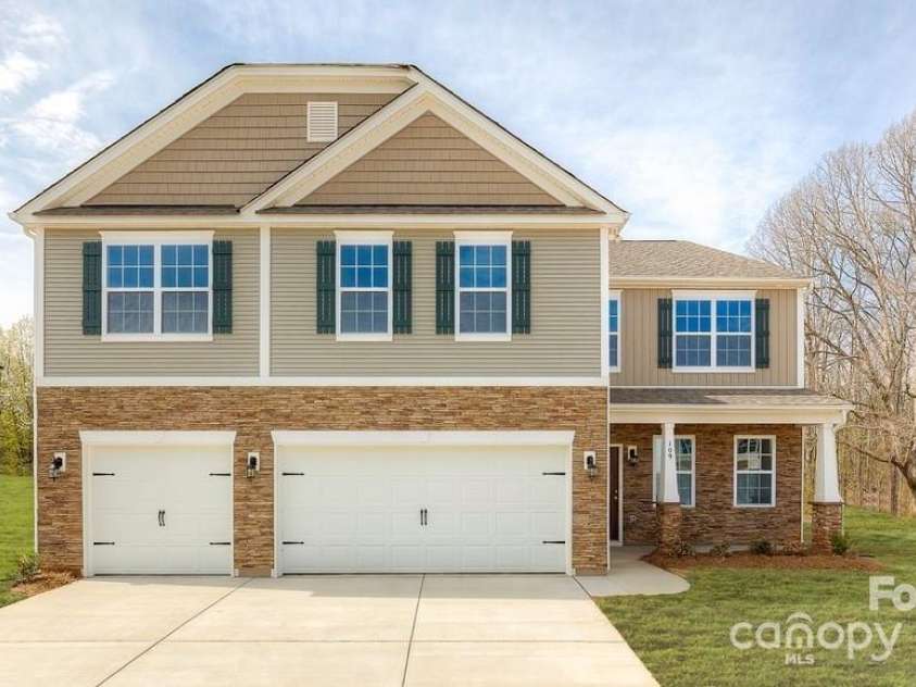 8036 Kennesaw Drive, Gastonia, NC 28056.  MLS# CAR4264689, YatesRealty ID 20297. Photos representative