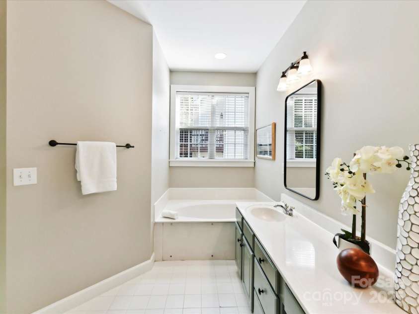 2215 Henery Tuckers Court, Charlotte, NC 28270.  MLS# CAR4267429, YatesRealty ID 20299. Primary Bath