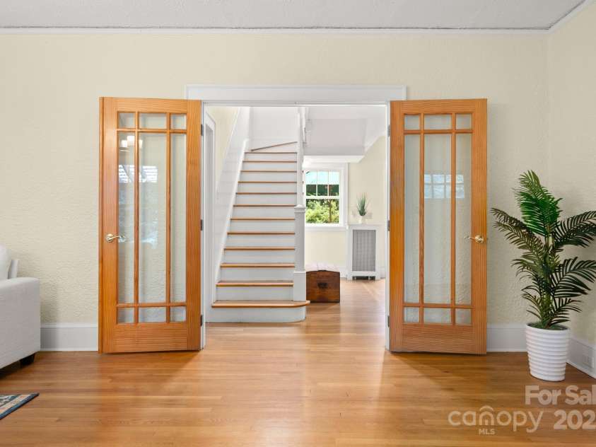 108 Lakewood Drive, Asheville, NC 28803.  MLS# CAR4157016, YatesRealty ID 203. 