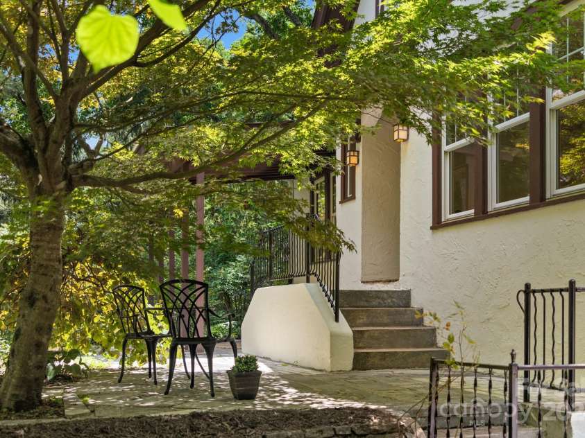 108 Lakewood Drive, Asheville, NC 28803.  MLS# CAR4183083, YatesRealty ID 203. 