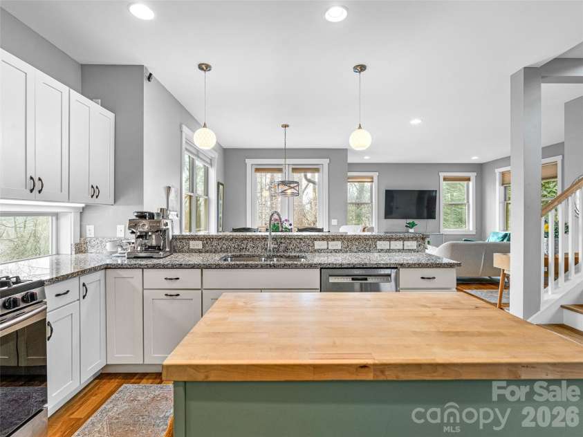 190 Virginia Avenue, Asheville, NC 28806.  MLS# CAR4342221, YatesRealty ID 2030. 