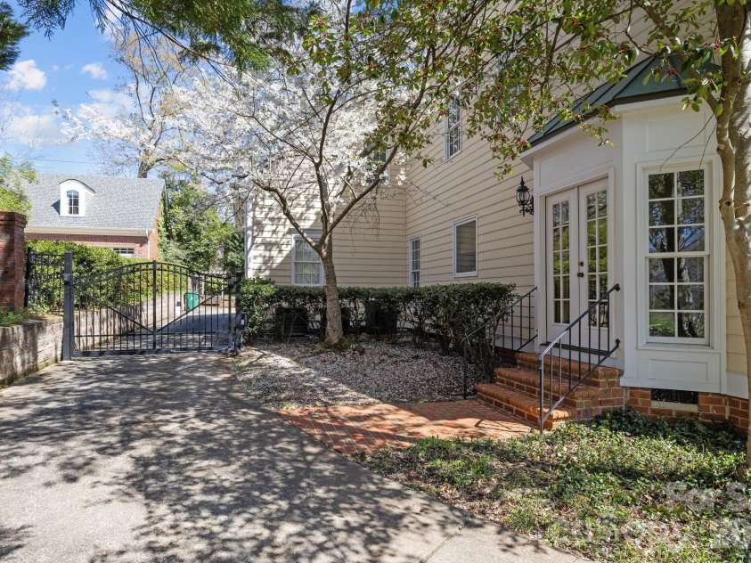 2727 Hampton Avenue, Charlotte, NC 28207.  MLS# CAR4355343, YatesRealty ID 20301. 