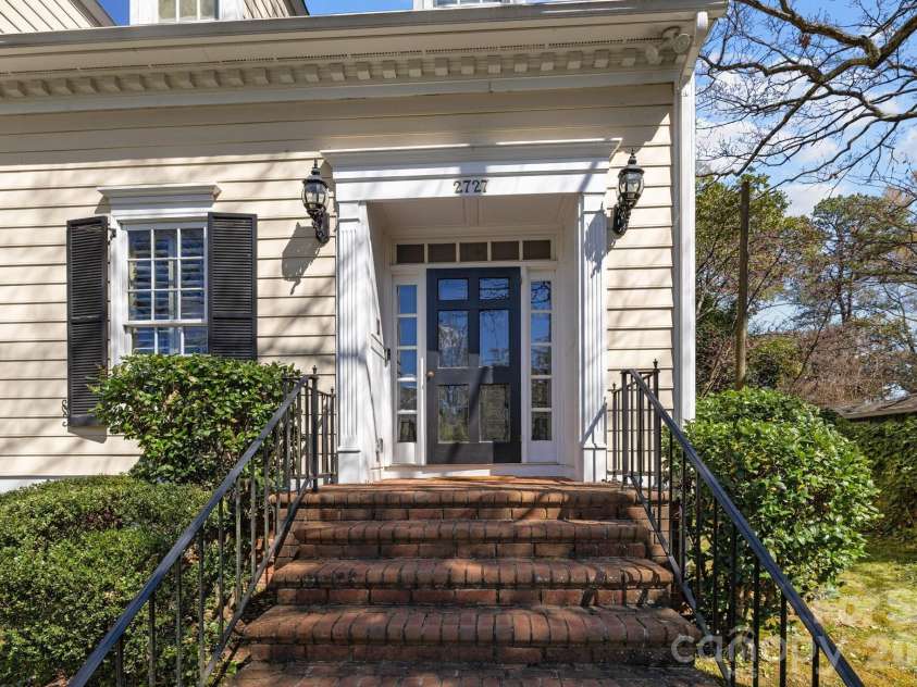 2727 Hampton Avenue, Charlotte, NC 28207.  MLS# CAR4355343, YatesRealty ID 20301. 
