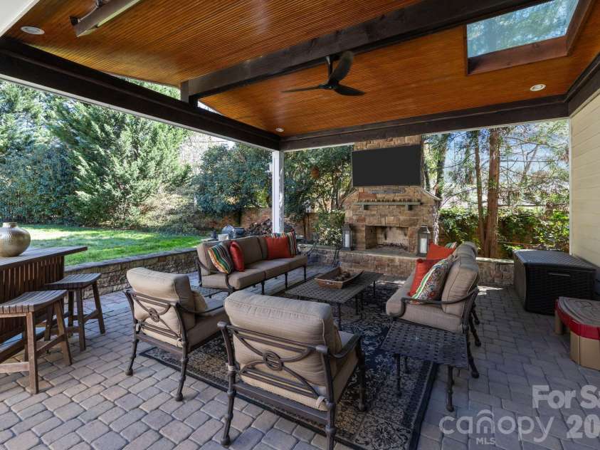 2727 Hampton Avenue, Charlotte, NC 28207.  MLS# CAR4355343, YatesRealty ID 20301. 
