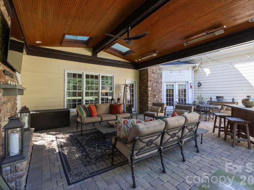 2727 Hampton Avenue, Charlotte, NC 28207.  MLS# CAR4355343, YatesRealty ID 20301. 