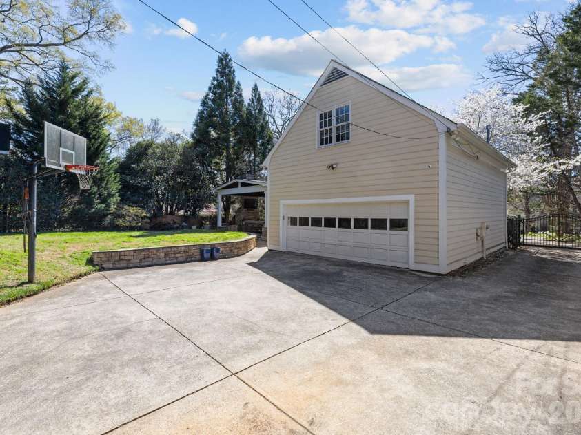 2727 Hampton Avenue, Charlotte, NC 28207.  MLS# CAR4355343, YatesRealty ID 20301. 
