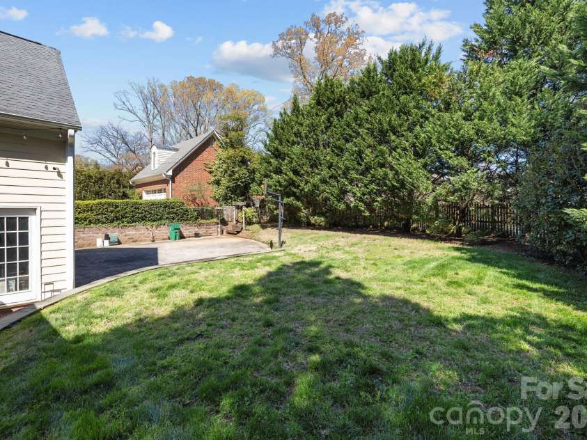 2727 Hampton Avenue, Charlotte, NC 28207.  MLS# CAR4355343, YatesRealty ID 20301. 