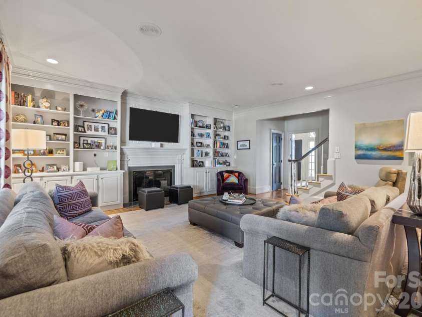 2727 Hampton Avenue, Charlotte, NC 28207.  MLS# CAR4355343, YatesRealty ID 20301. 