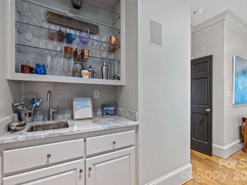 2727 Hampton Avenue, Charlotte, NC 28207.  MLS# CAR4355343, YatesRealty ID 20301. 
