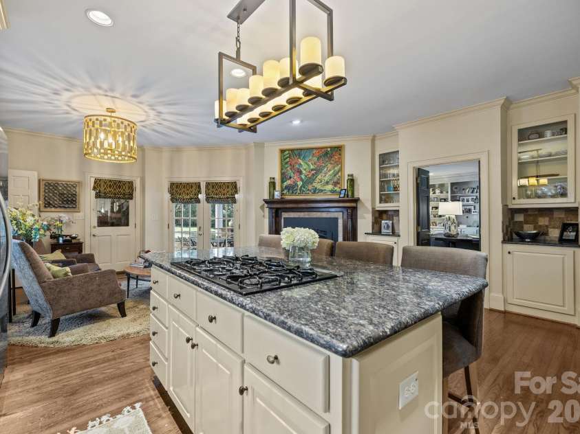 2727 Hampton Avenue, Charlotte, NC 28207.  MLS# CAR4355343, YatesRealty ID 20301. 