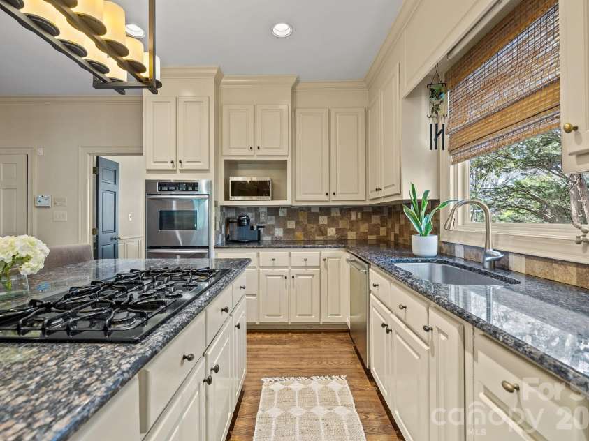 2727 Hampton Avenue, Charlotte, NC 28207.  MLS# CAR4355343, YatesRealty ID 20301. 