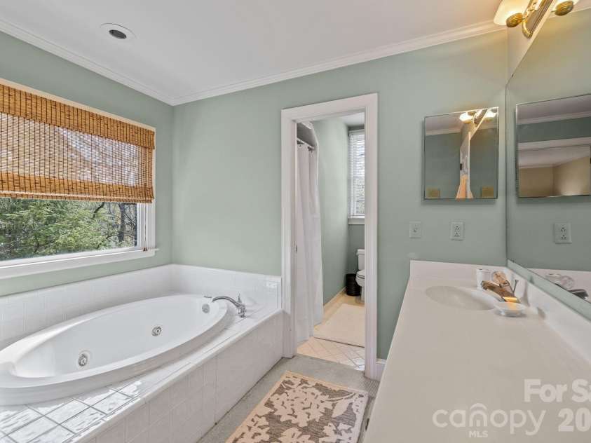 2727 Hampton Avenue, Charlotte, NC 28207.  MLS# CAR4355343, YatesRealty ID 20301. 
